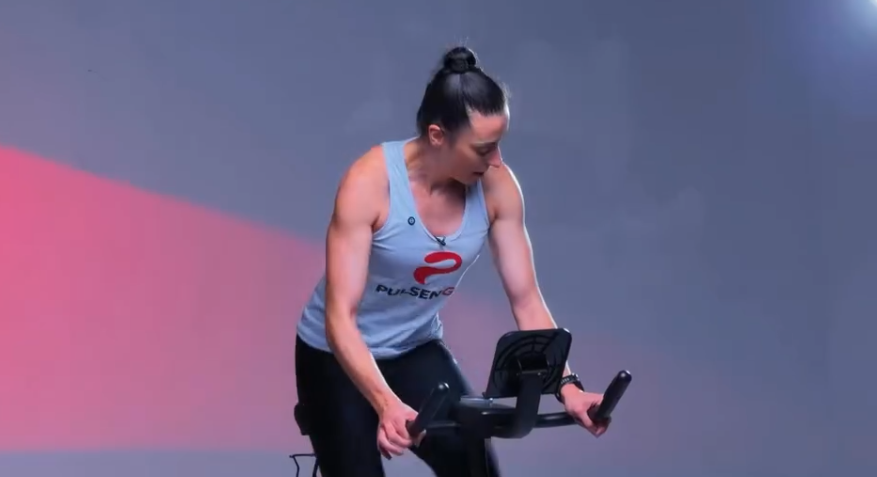 Pessoa pedalando em casa com a PulsenGO